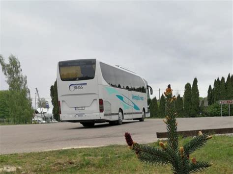 autobusi ropazi uz rigu.